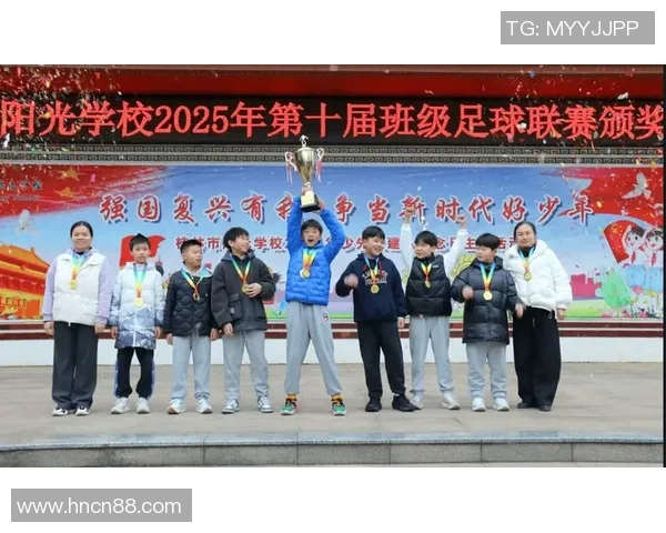 足球明星捧杯瞬间定格荣耀时刻展现激情与梦想的完美结合